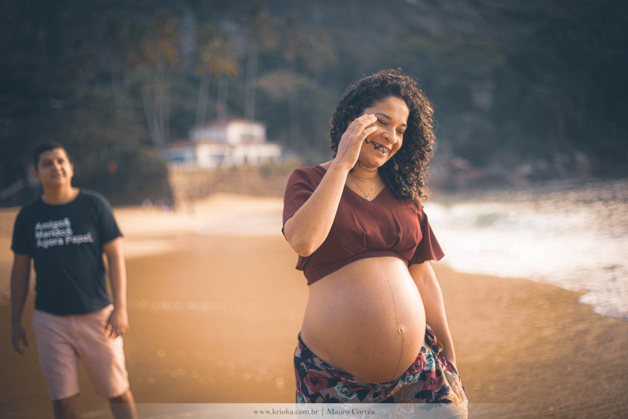 ensaio fotografico de gestante espontaneo na praia