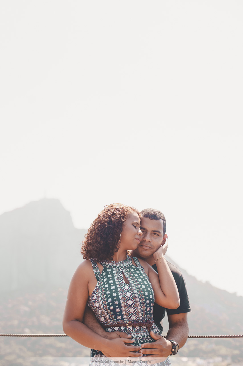 Casal apaixonado externo parque natureza ensaio fotografico no rio de janeiro