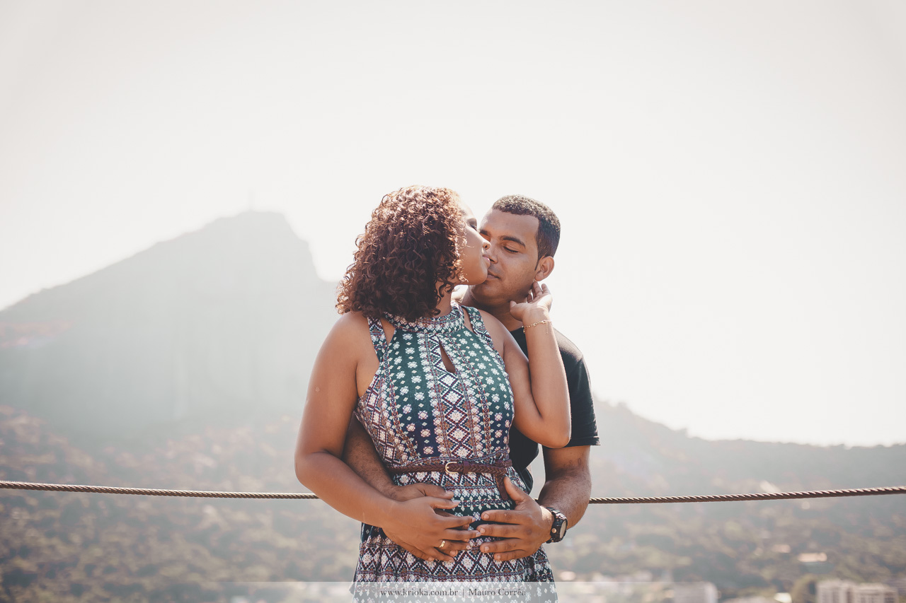 Casal apaixonado externo parque natureza ensaio fotografico no rio de janeiro