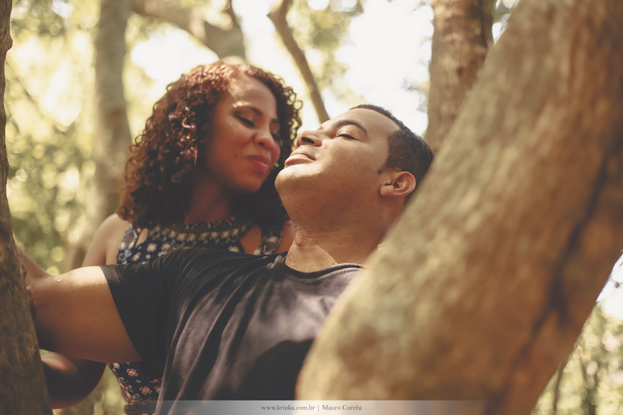 Casal apaixonado externo parque natureza ensaio fotografico no rio de janeiro