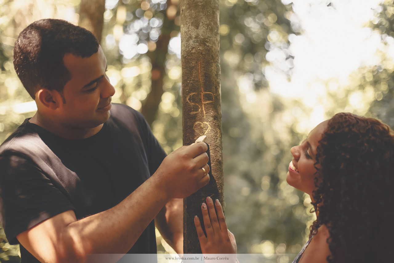 Casal apaixonado externo parque natureza ensaio fotografico no rio de janeiro