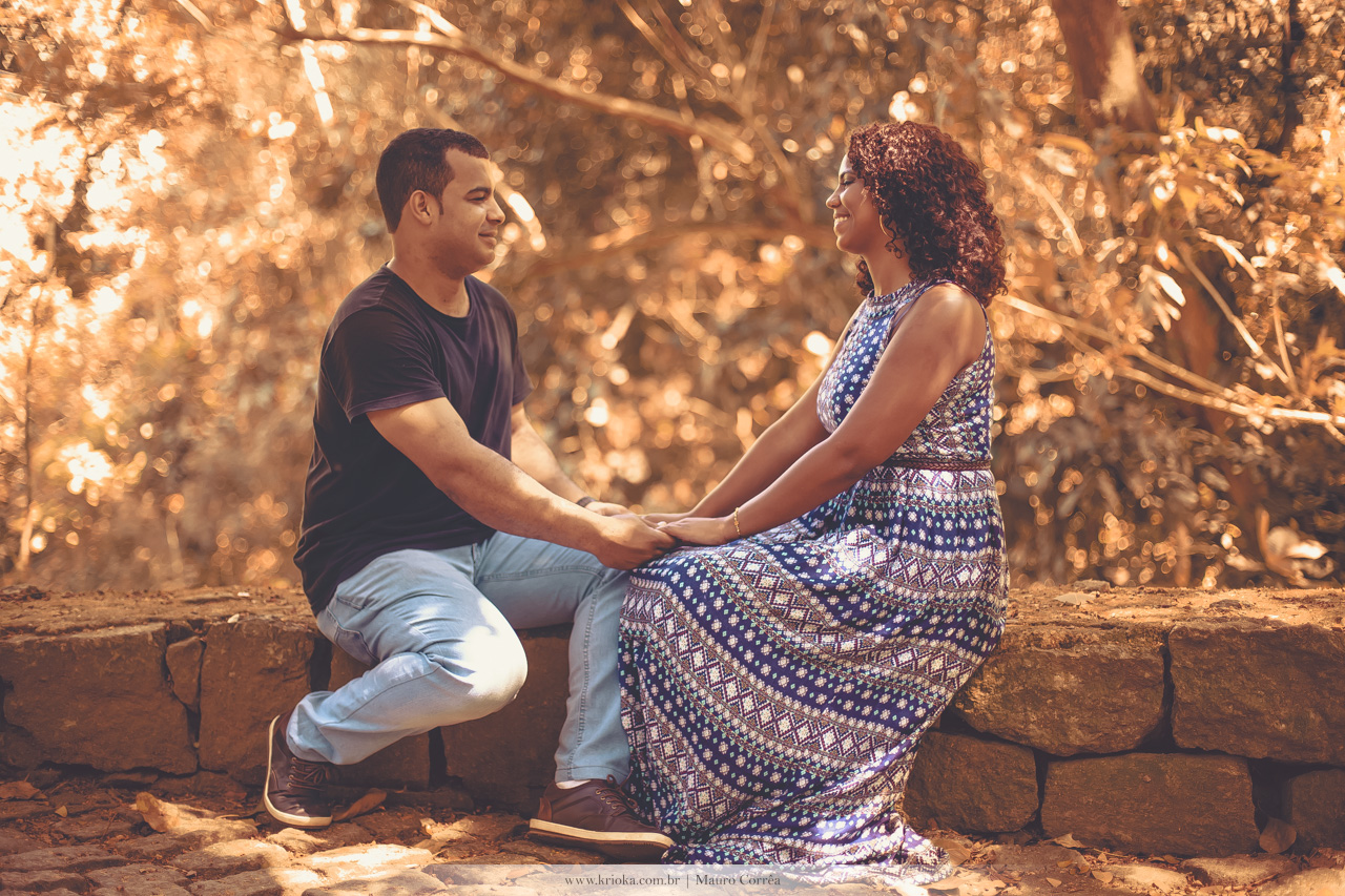 Casal apaixonado externo parque natureza ensaio fotografico no rio de janeiro