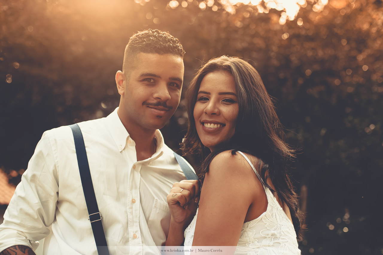 casal sorri para o amor em ensaio fotografico profissional em rio de janeiro