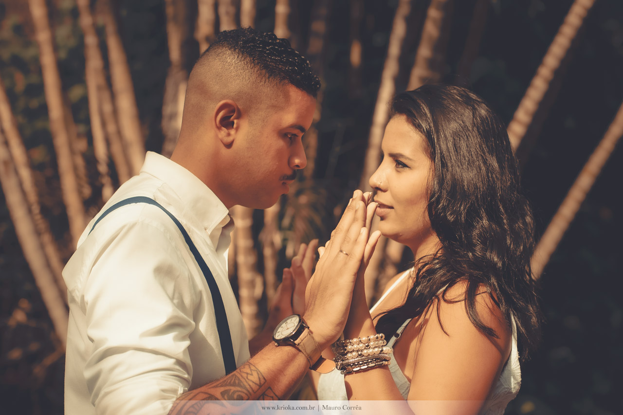 casal de mãos dadas para o amor em ensaio fotografico profissional em rio de janeiro