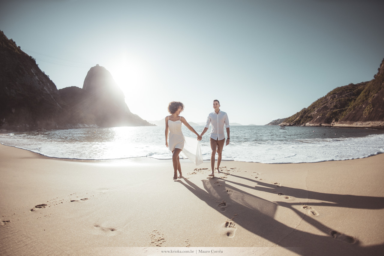 ensaio fotografico casal na praia da urca com carinho rio de janeiro