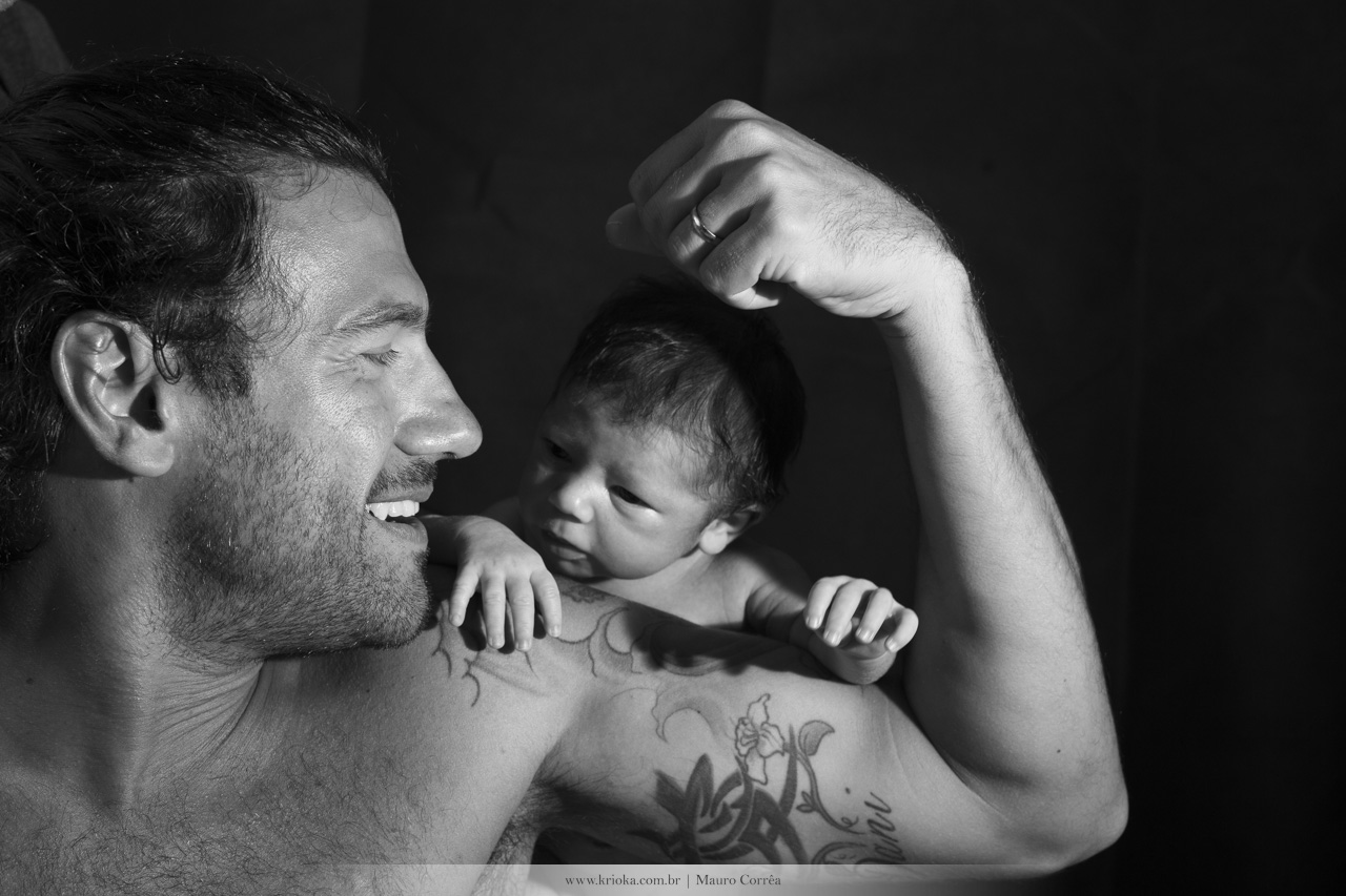 papai pai e nenem se olhando bebê newborn