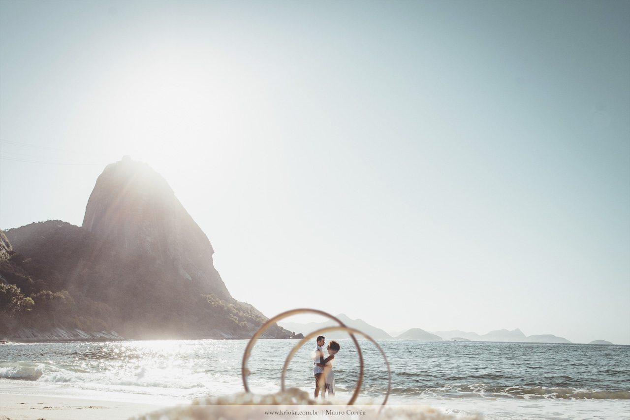 foto alianças ensaio na praia prewedding rio de janeiro