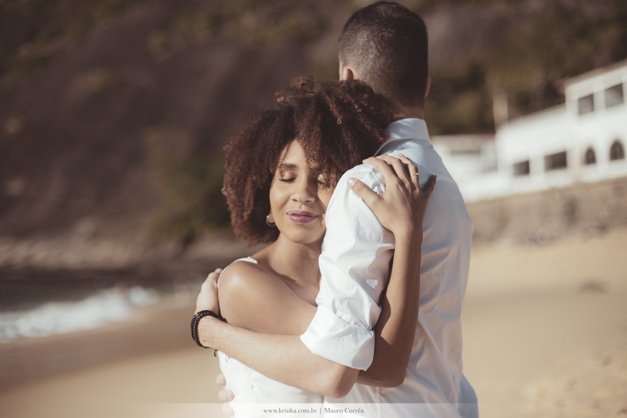 ensaio fotografico casal na praia da urca com carinho rio de janeiro