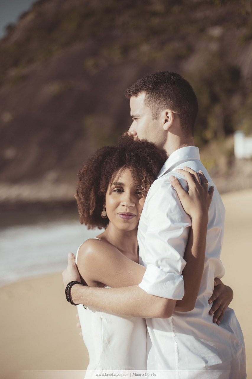 ensaio fotografico casal na praia da urca com carinho rio de janeiro