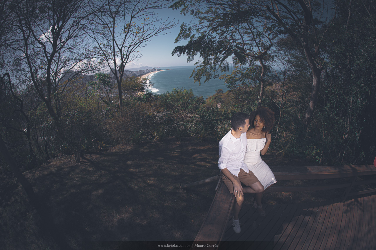 ensaio fotografico casal no bosque com carinho rio de janeiro