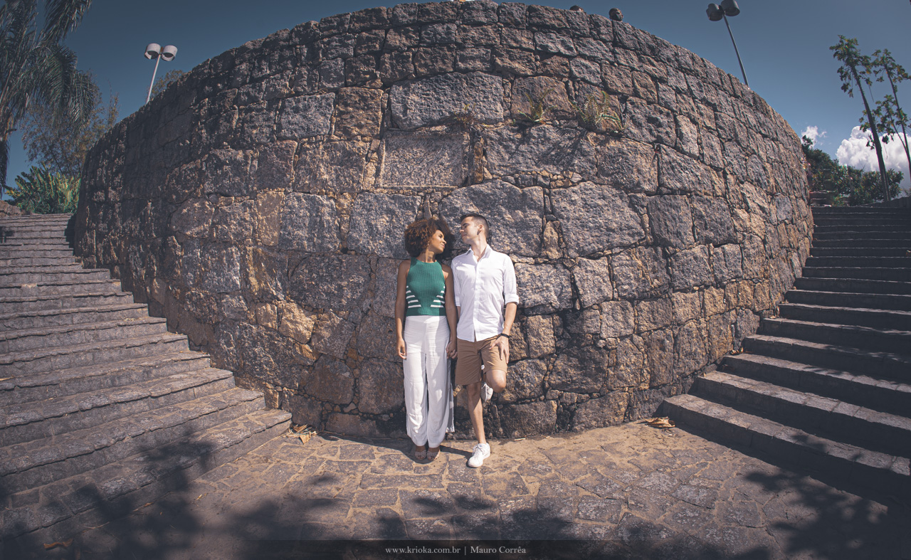 ensaio fotografico casal na parede com carinho rio de janeiro