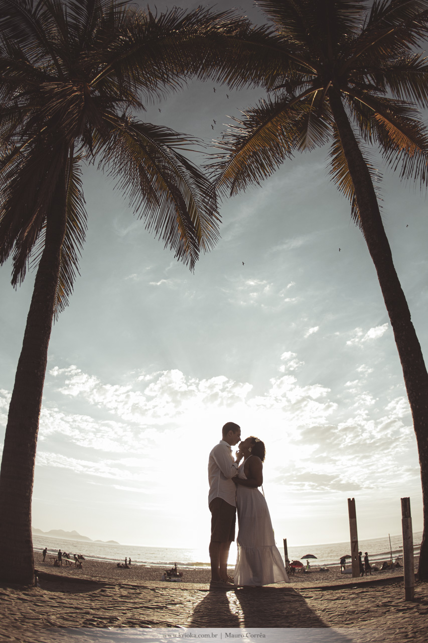 casal se beijando nascer do sol