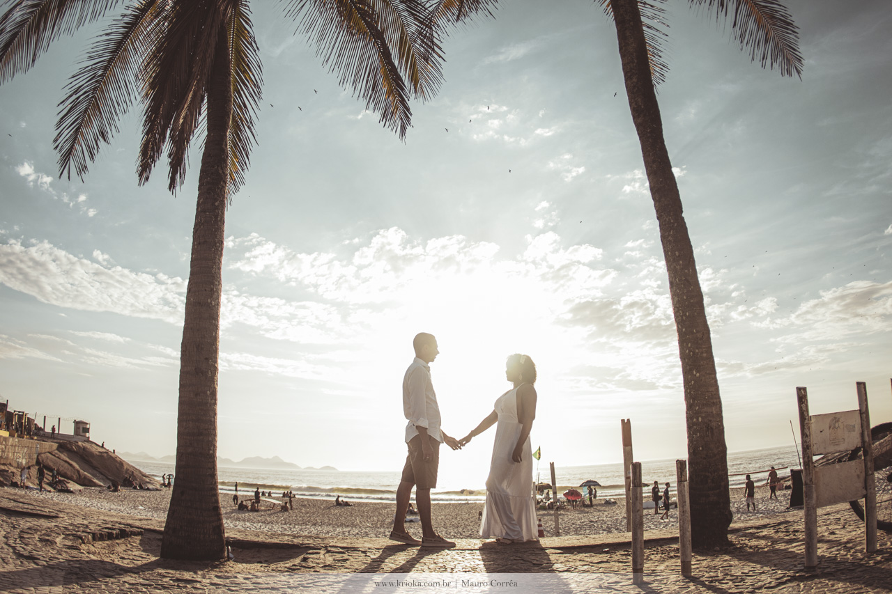 casal de mãos dadas nascer do sol