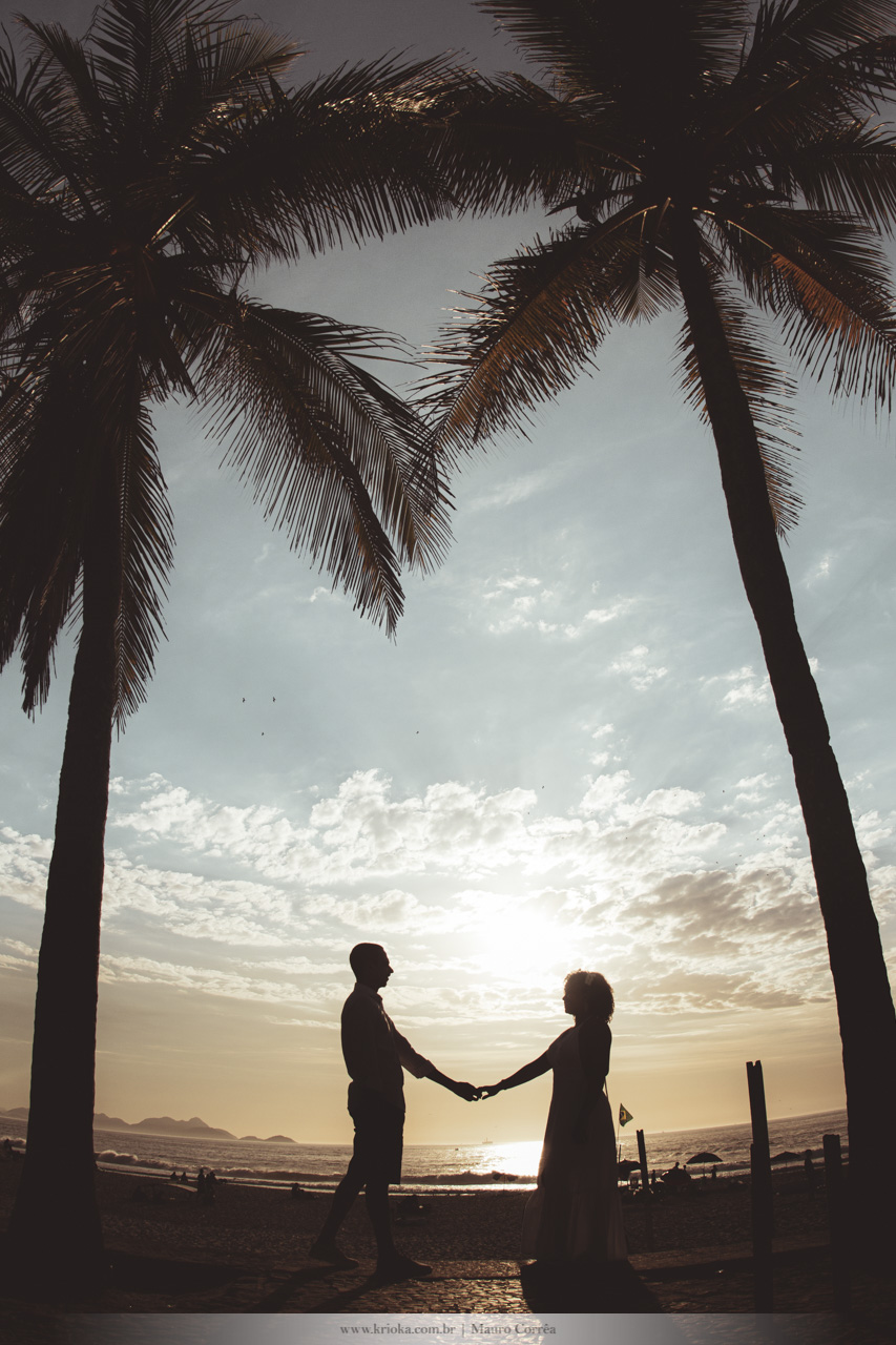 silhueta do casal de mãos dadas e o nascer do sol