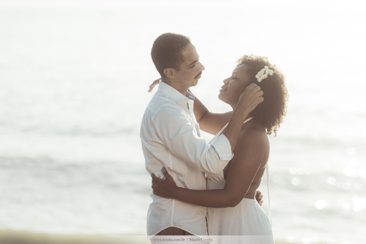 casal apaixonado beira da praia