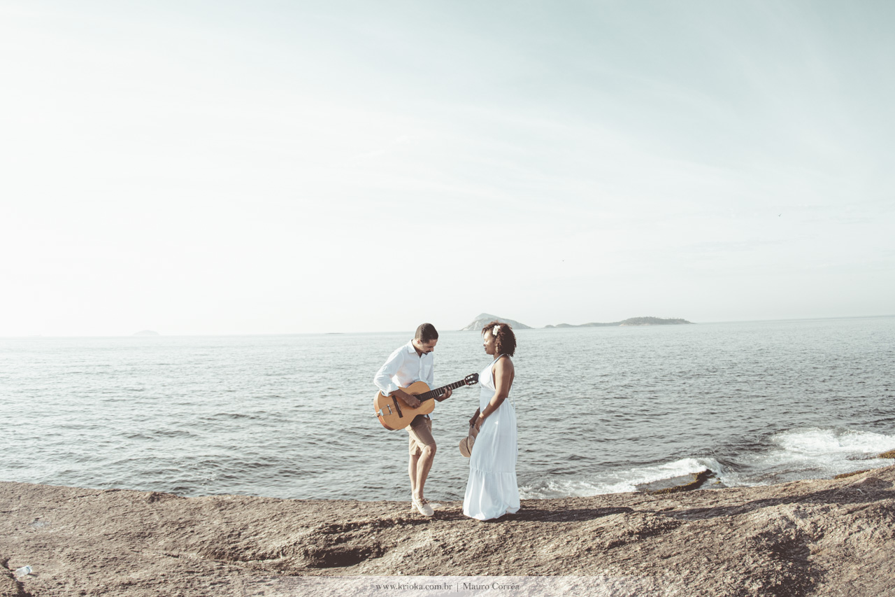 casal com violão na praia