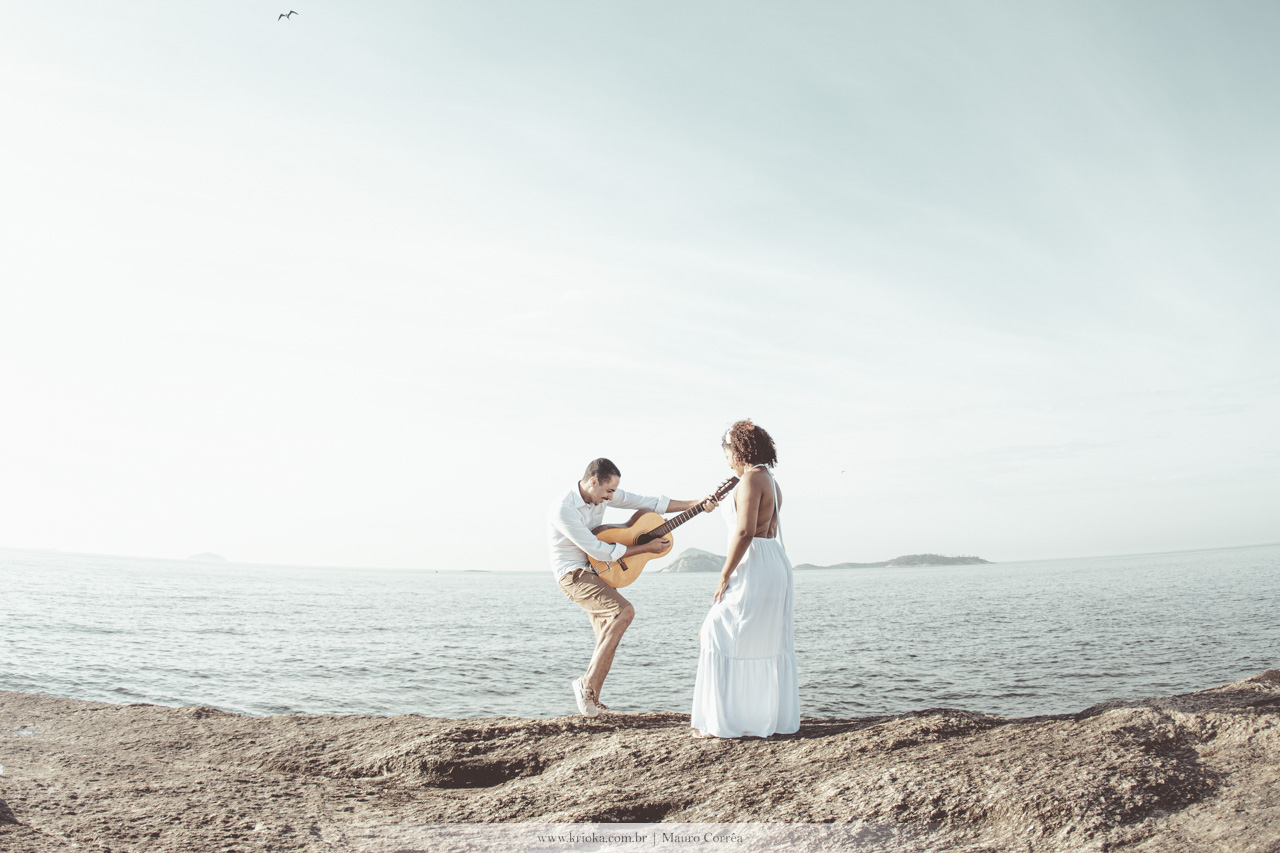 casal com violão na praia