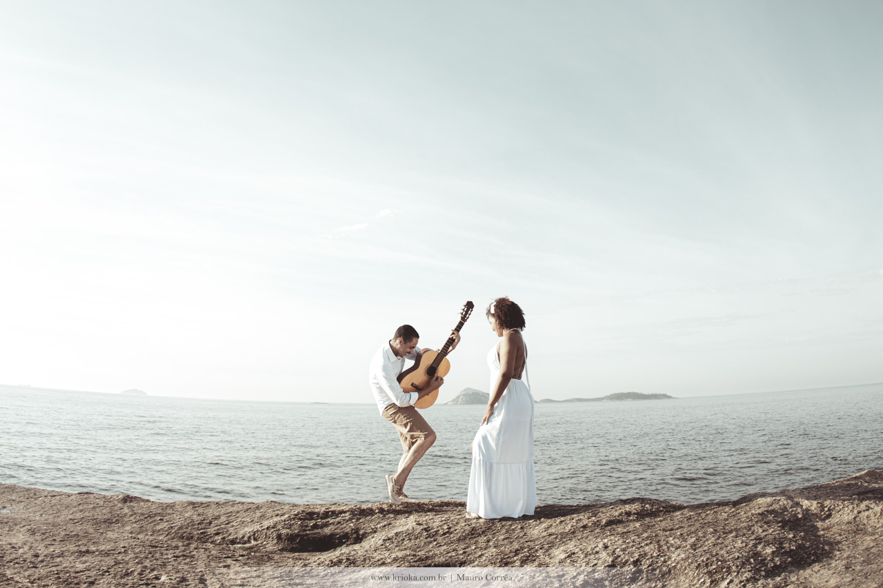 casal com violao na praia