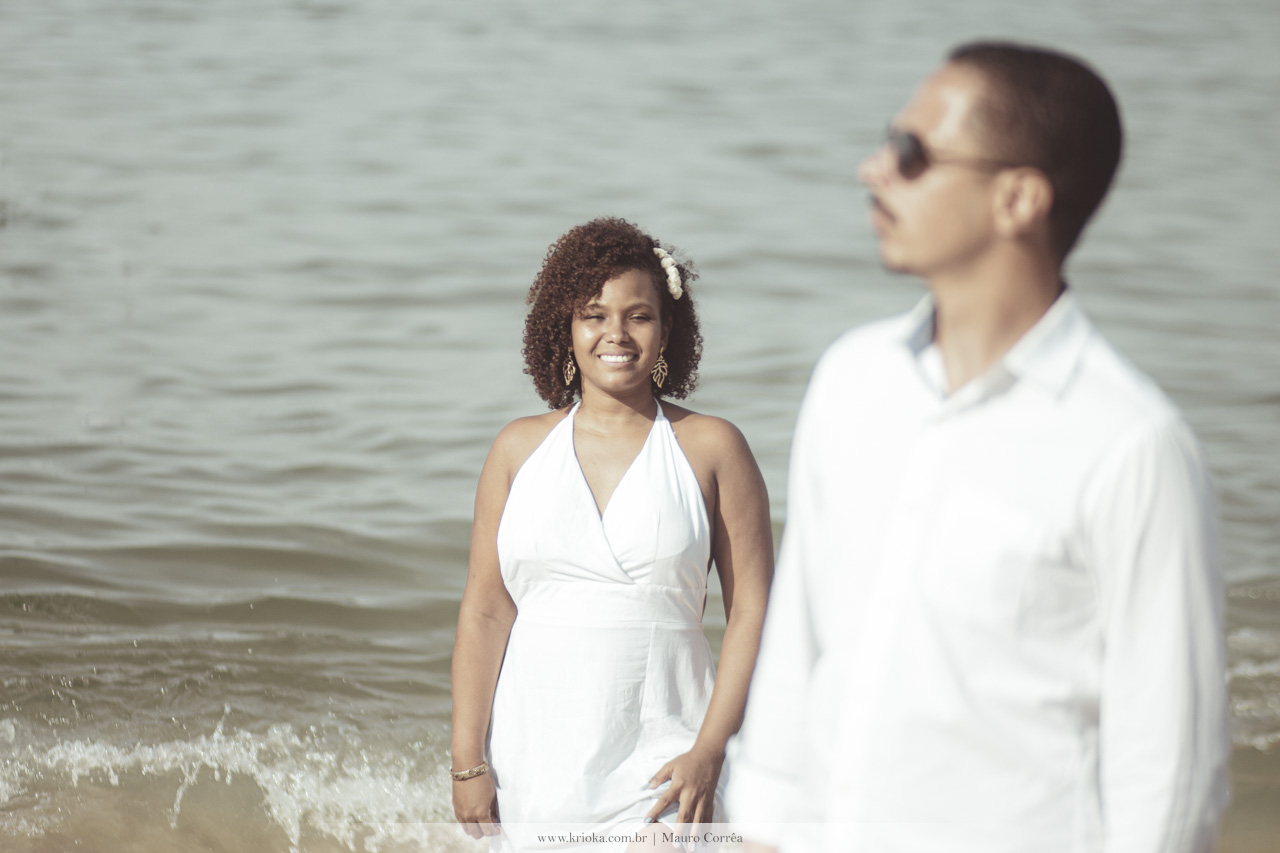 casal feliz na beira praia